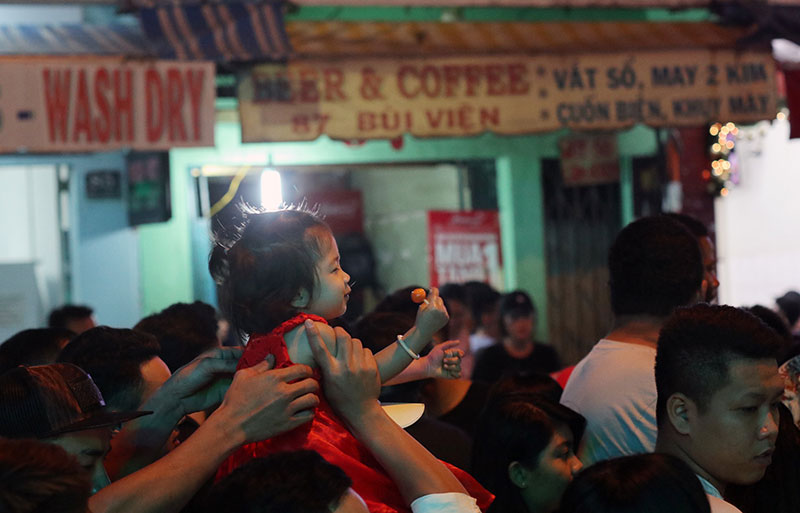 Trai 6 múi cởi trần ôm tự do đêm Noel ở phố Tây Sài Gòn